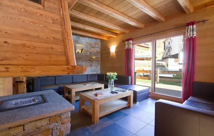 Chalet, à 200m des pistes de ski, piscine, sauna, balcon, cheminée ou poêle à bois, parking - Image 1