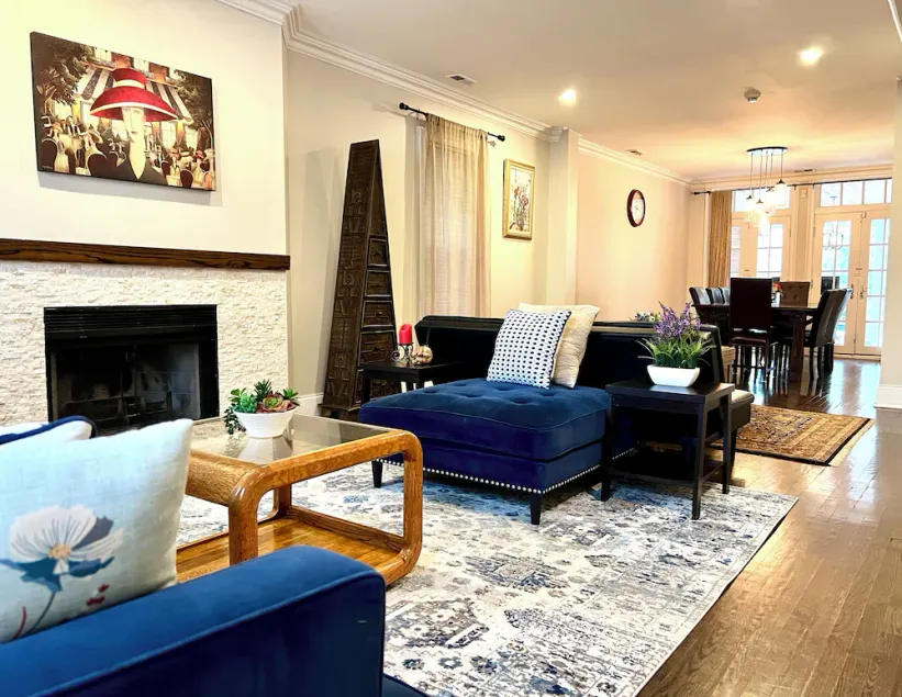 5 Bedroom Huge House in Best Location Parking Fireplace Back Yard - Image 1
