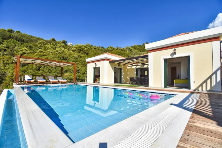Belle maison de vacances bon marché avec petite piscine et vue sur la mer incl. TV satellite et WiFi - Image 1