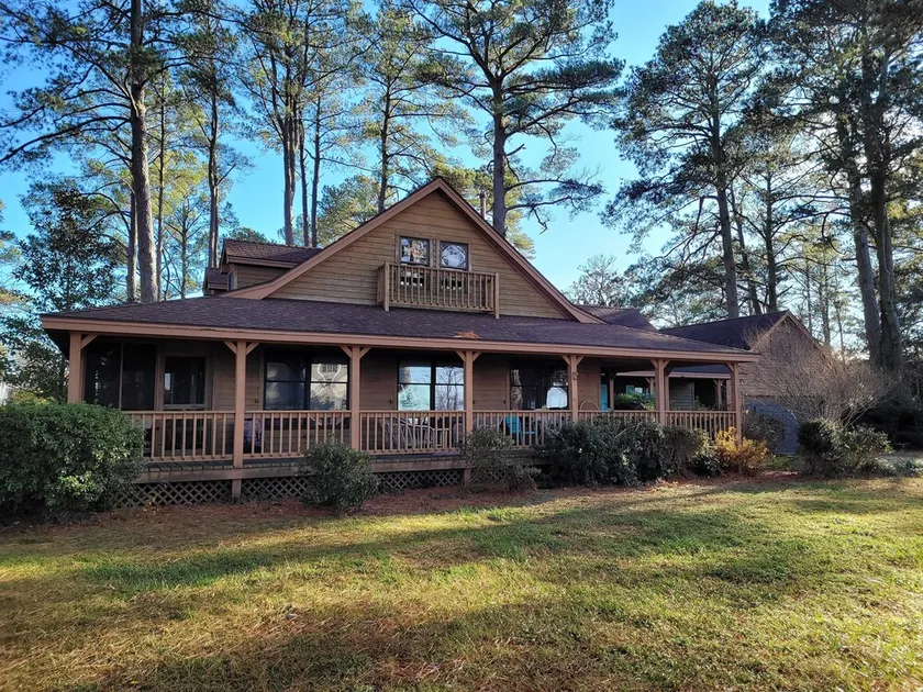 The Quarter Deck// Spacious Home with Water views! - Image 1