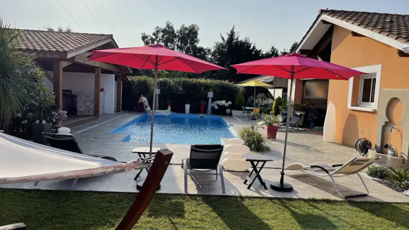 Large, comfortable villa with heated pool - Image 1