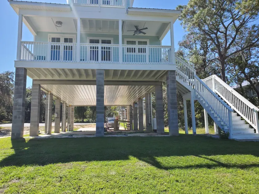 Newer riverfront home with great views and boat slip - Image 1