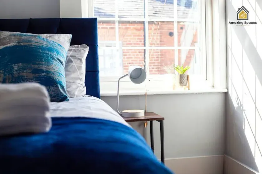 City Centre 2 Bed Flat Sleeps 3 for Work and Leisure with Private Parking & Wifi - Image 1