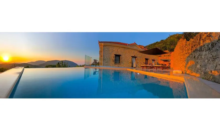 Luxury villa with private infinity  pool - Image 1