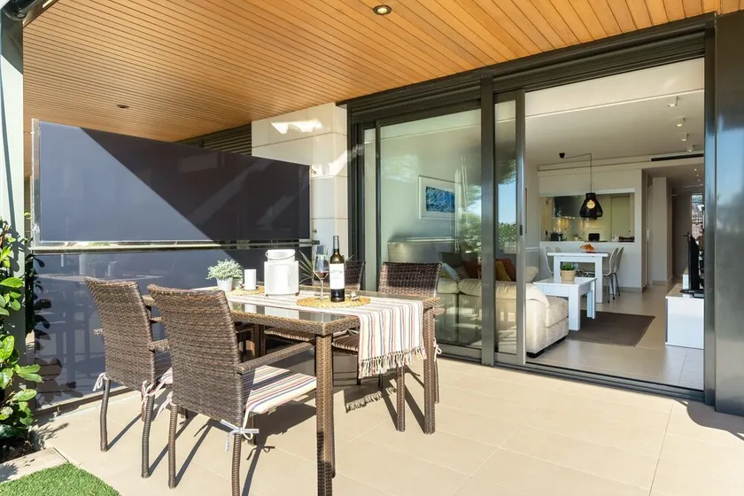 Luxury Beachfront Apartment - Image 1