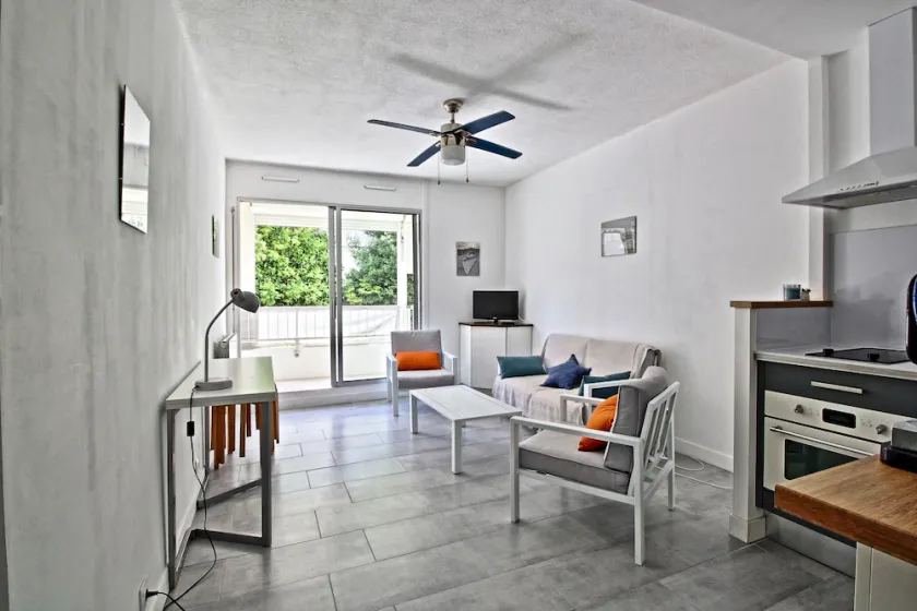 Appartement 2 chambres avec terrasse et parking, plage à 70 mètres - Image 1