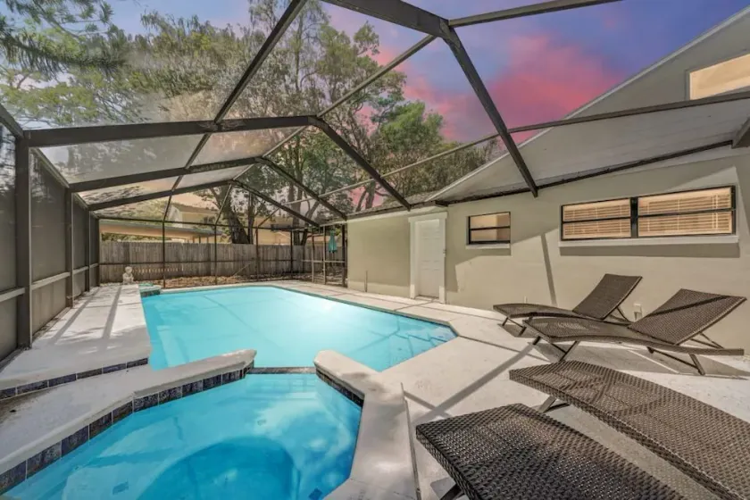 ⭑ Tampa Pool Family Home- Clean- Cozy-Great Location ⭑ - Image 1