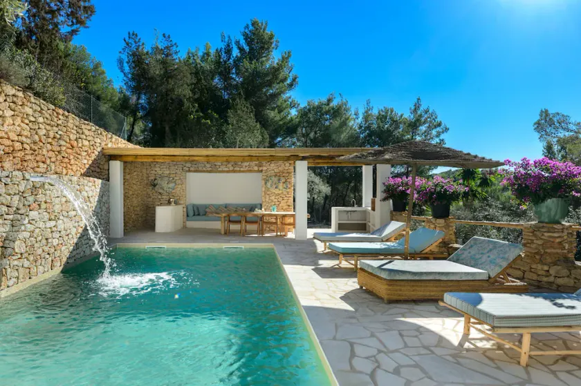 Luxurious villa with swimming pool - Image 1