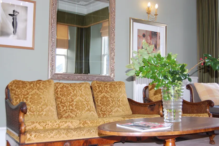 Large comfortable four bedroom apartment in village setting - Image 1