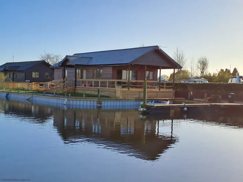 New! River Bay - set on the waters edge - sleeps 4 - Image 1