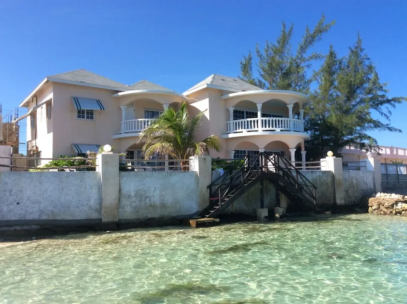 Beautiful 3 bedroom house with ocean access - Image 1