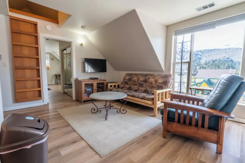 Cozy apartment located on Main St. June Lake - Image 1