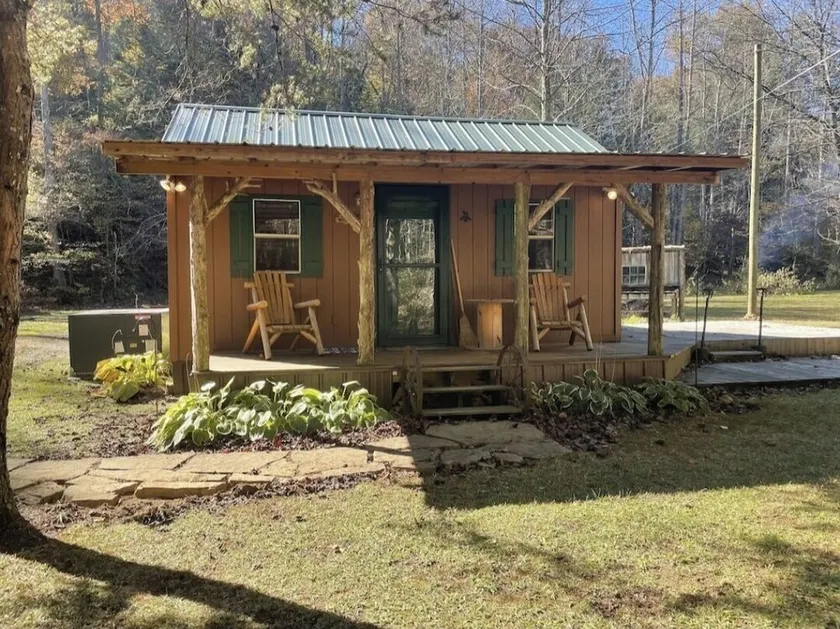 Peaceful cabin in secluded mountain spot beside a picturesque creek - Image 1