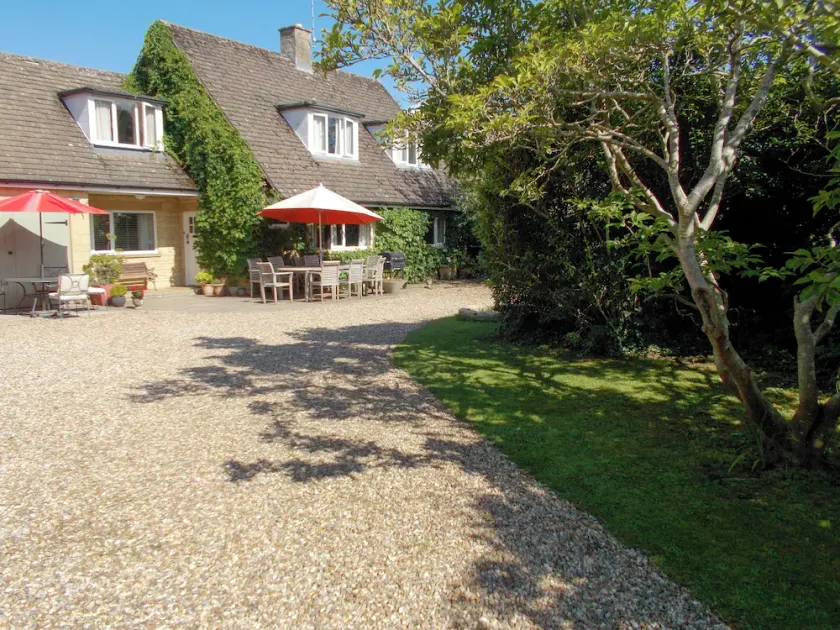 4 bedroom accommodation in Bourton-on-the-Water - Image 1