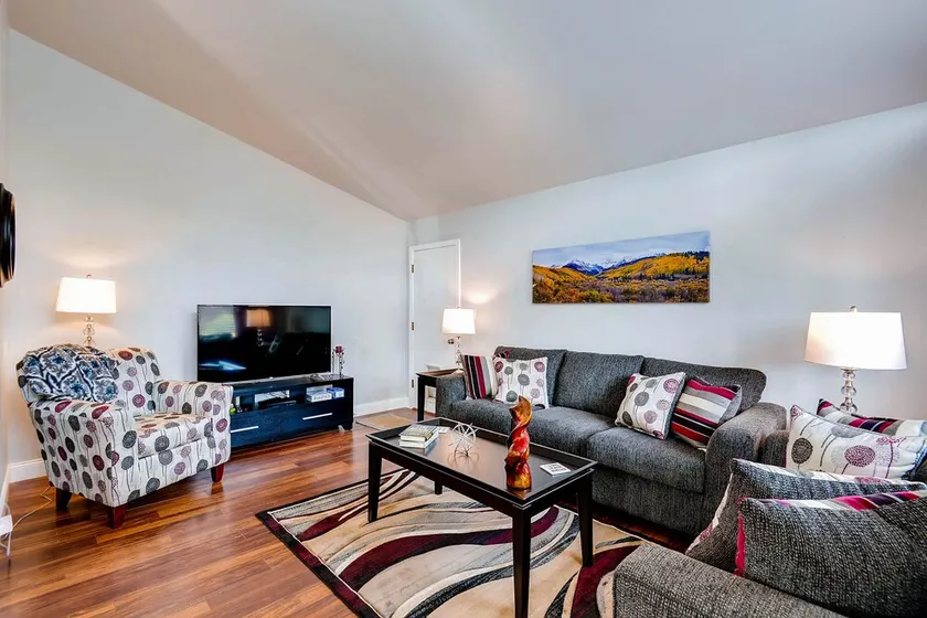 ★ Enkel Incheckning ★ By Downtown Littleton ★ Full Kitchen ★ - Image 1