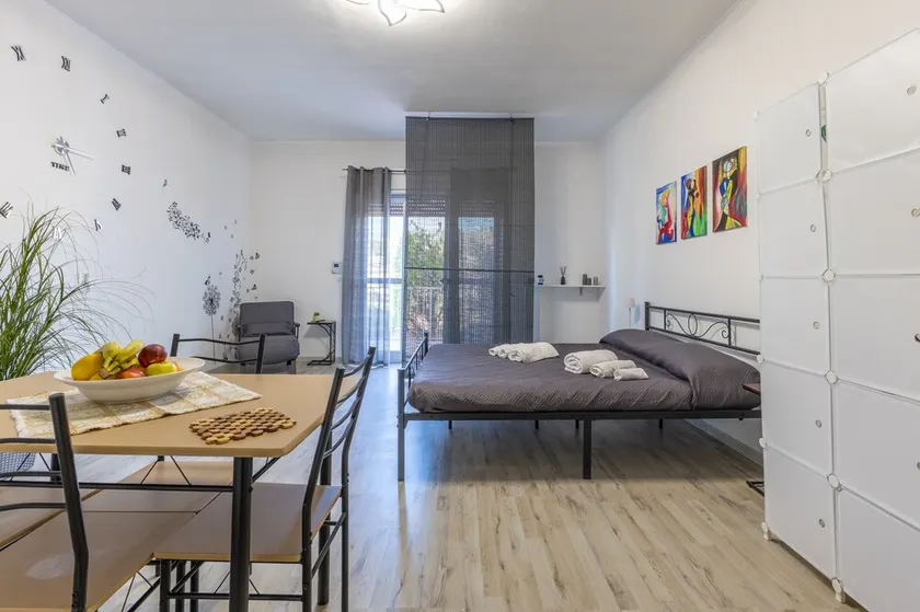 Appartement 'Monolocale In Villa Con Piscina' avec vue sur les montagnes, piscine partagée et Wi-Fi - Image 1