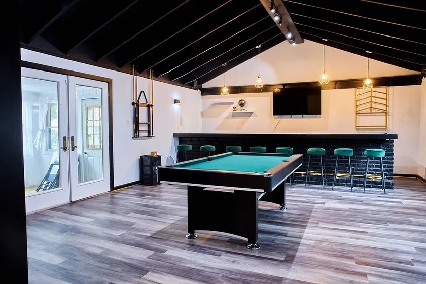 Dee's Lounge, Your Relaxation Oasis - Image 1