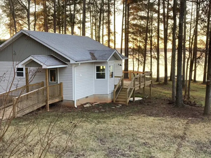 Nice cottage located on Lake Sinclair.   Lots of room with great views - Image 1