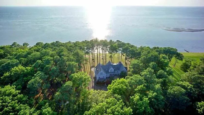 Private Beach & Private Dock! Luxury Beachfront  5 Bedroom, 3.5 Bath home - Image 1
