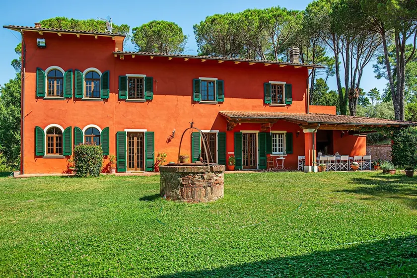 VILLA CON PISCINA PRIVATA SULLE COLLINE TOSCANE TRA LUCCA E FIRENZE - Image 1
