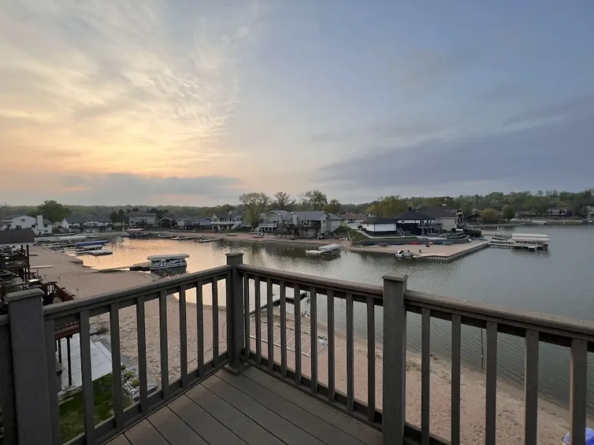 Beautifully renovated lake house - sleeps up to 18! - Image 1
