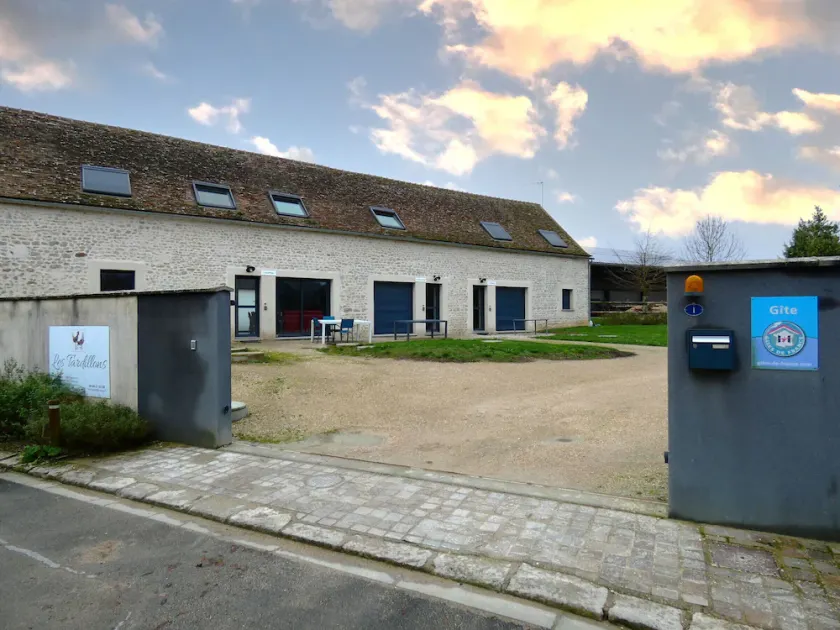 Gîtes contemporains rénovés avec jardin clos, terrasse, parking et confort moderne en Beauce - Image 1
