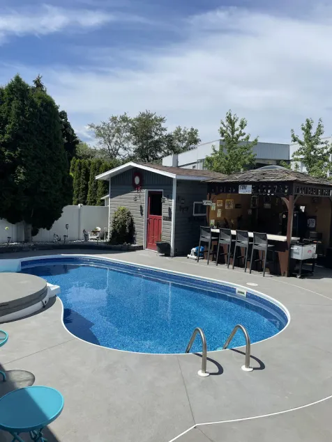 Kozy Retreat with Pool - Image 1