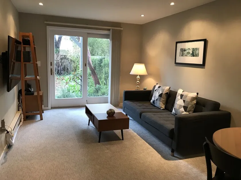 Chic modern and quiet Marina 1-bdrm apartment - Image 1