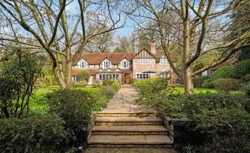 Villa Sleeps up to 17 - Hot Tub Garden Parking - Image 1