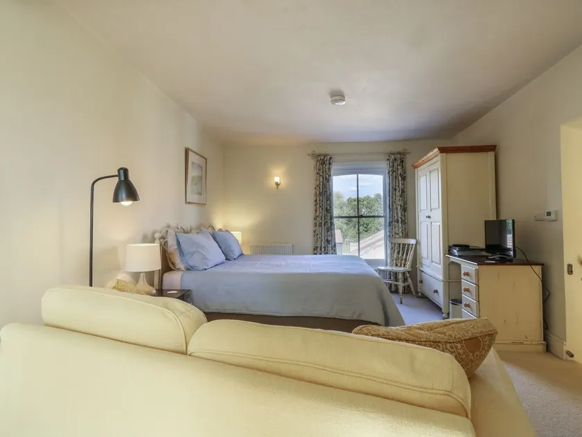 Over Studio Apartment - Image 1