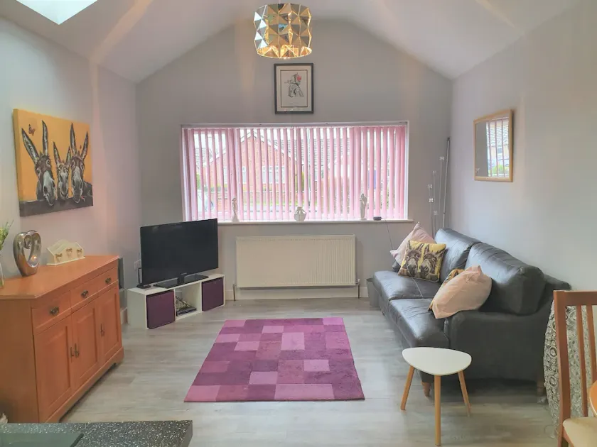 Modern fully self-contained Annex, free Parking private off street, large Garden - Image 1