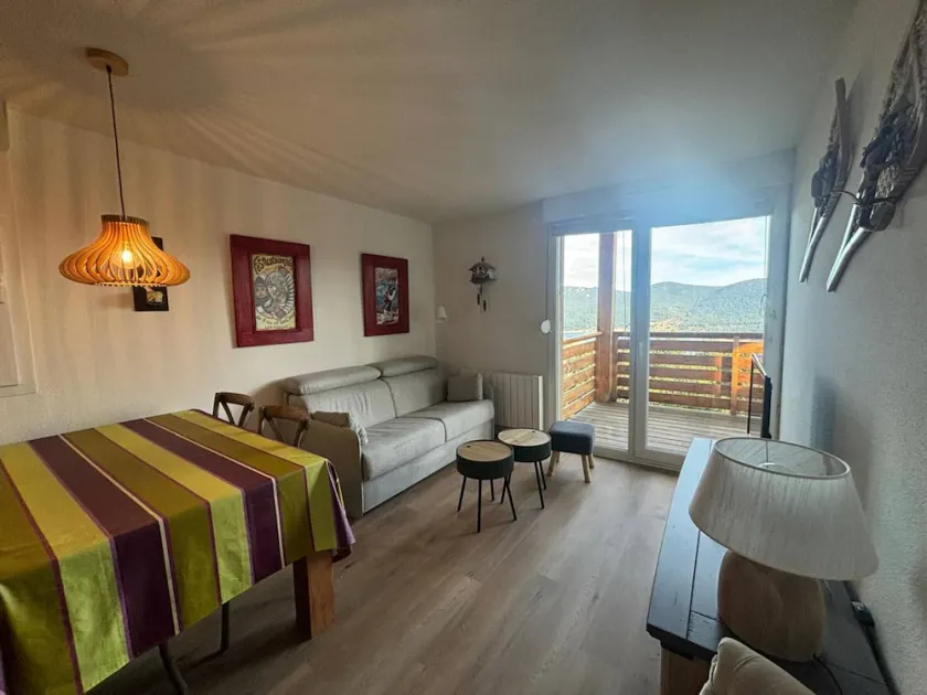 2-Bedroom Cabin Apartment with Parking, Lake View - Image 1