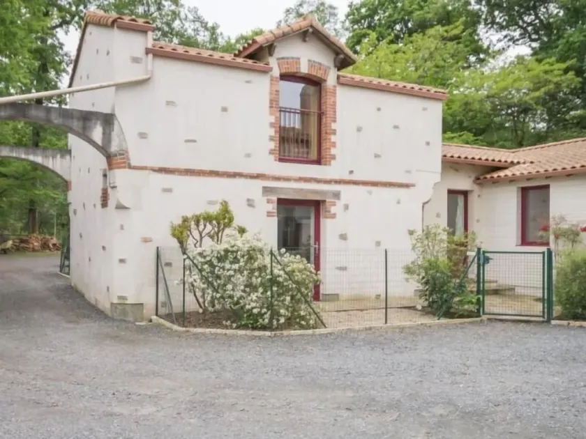 Cozy Forest Retreat near Nantes: Private Garden, Family-Friendly & Fully Equipped - Image 1