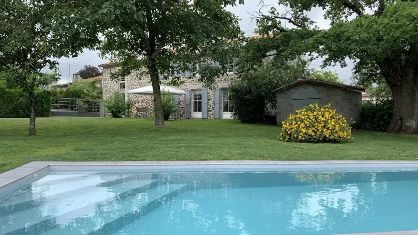 Vacation rental for 8 people with a pool and 4 bedrooms near Bressuire and Puy du Fou - Image 1