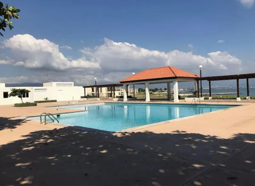 Island Breeze Luxury Studio Apartment w/Pool - Image 1