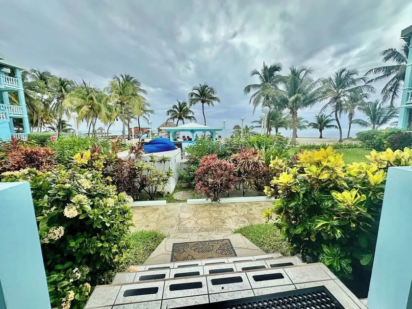 3bed condo, Lush Gardens & JetPool South San Pedro - Image 1