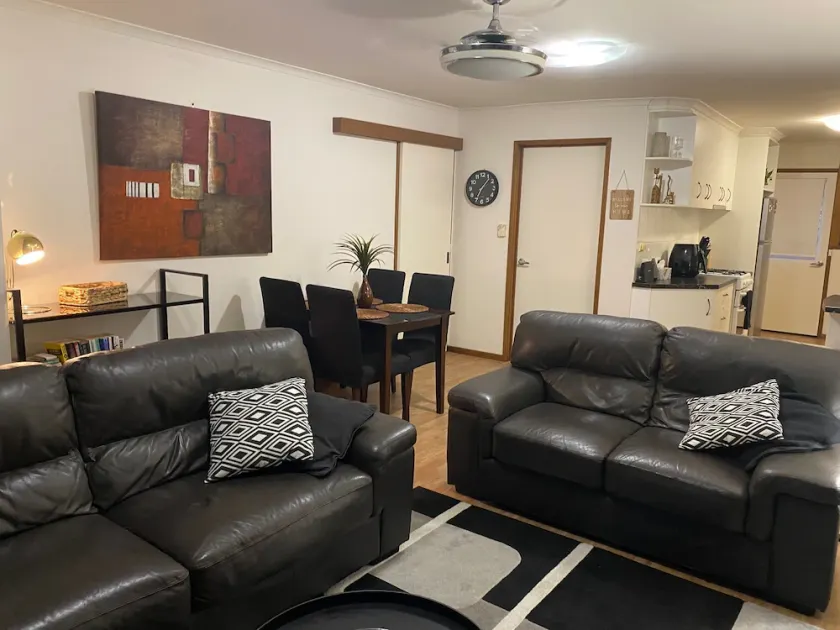 Quiet and comfortable 2 bedroom apartment, 65 inch Smart TV - Image 1