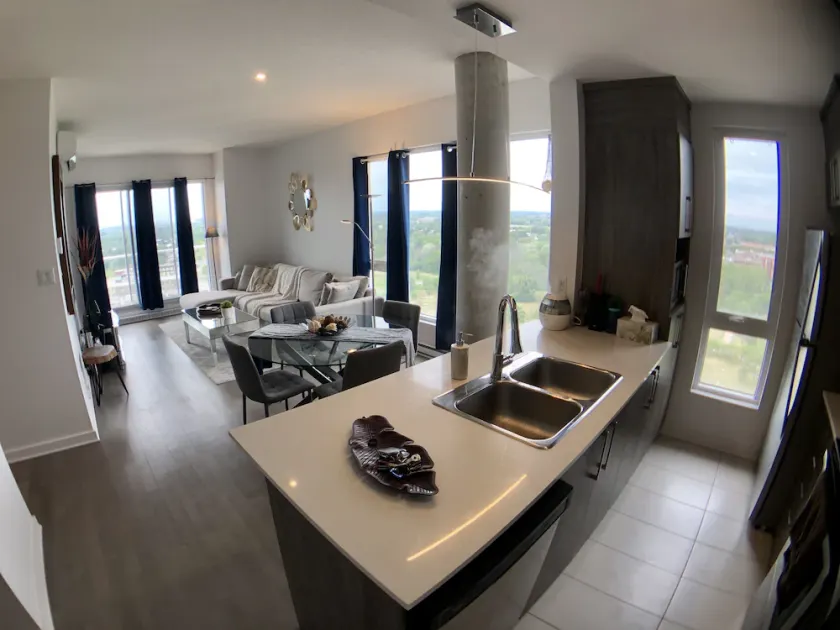 Superbe PENTHOUSE au dernier étage avec 2 chambres à coucher à couper le souffle sur Montréal / Laval - Image 1