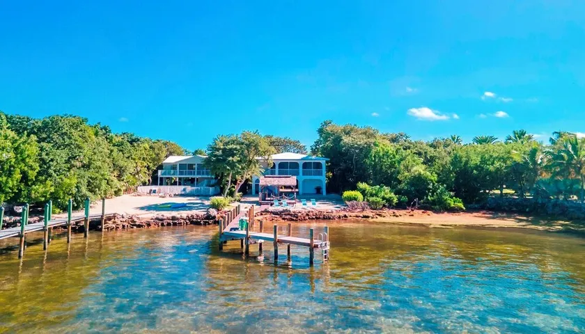 Hidden Paradise 3bed/3bath single family home with open water views & dockage - Image 1