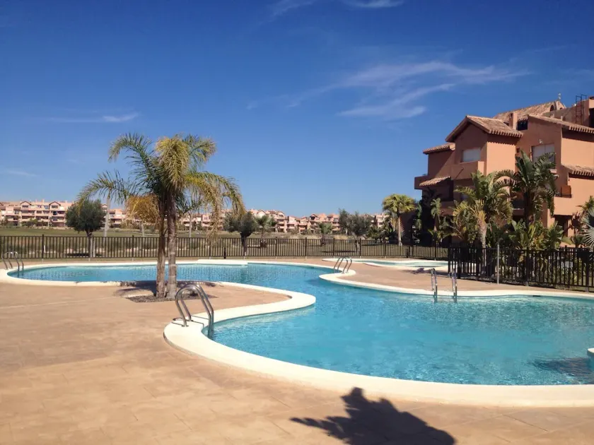 Appartement de luxe flambant neuf avec golf, piscine et vue sur le lac - Image 1