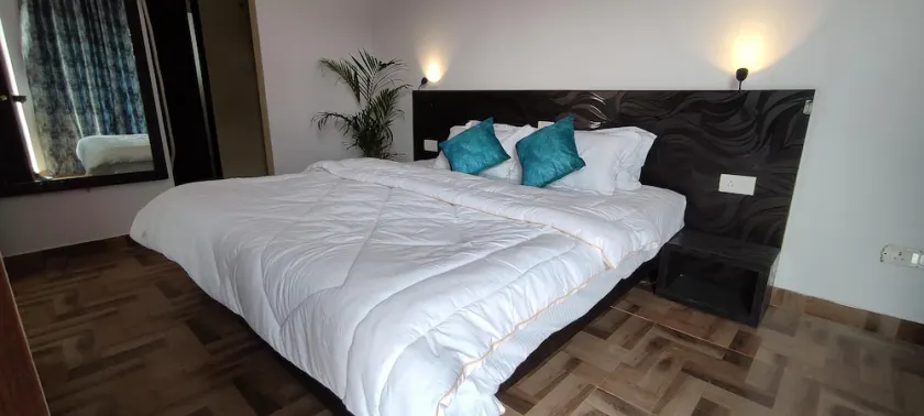 Couple Friendly, Cozy N Silent BR, 5 Mins Walk from Joggers Park - Image 1