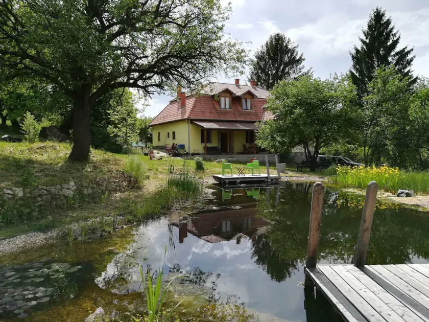 Fantastisk familieferiehus med økologisk swimmingpool omgivet af natur - Image 1