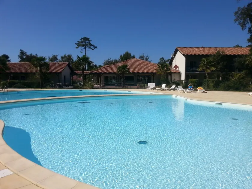 Acogedor T3 con terraza y piscina a 1 km del mar - Image 1