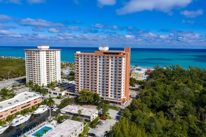 1BR Ocean Front - Excellent Beachside Location in Central Ft Lauderdale Beach - Image 1