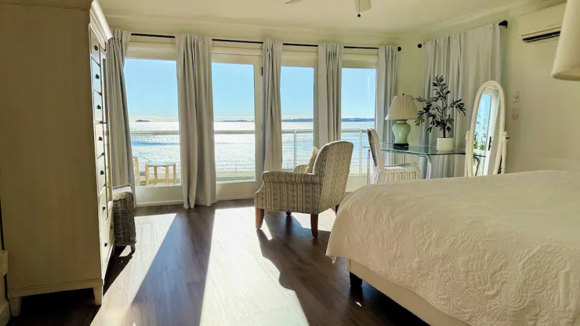 Master Suite with magnificent views of the ocean - Image 1