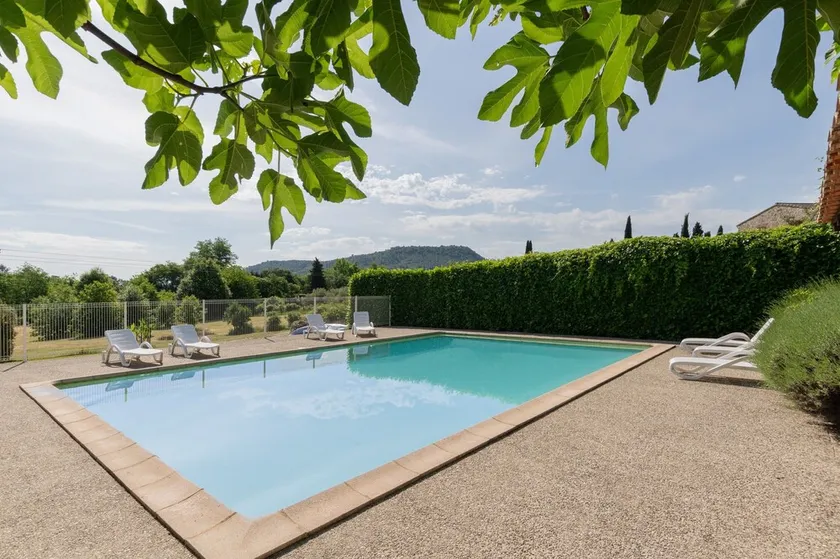 Maison 'Les Sources Gîte Calabert' com piscina partilhada, terraço privado e ar condicionado - Image 1