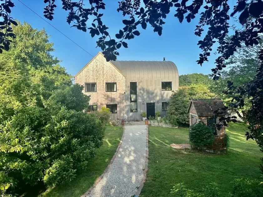 Amazing find! Elm Tree sleeps 10, hot tub & sauna. Near glyndbourne & lewes - Image 1