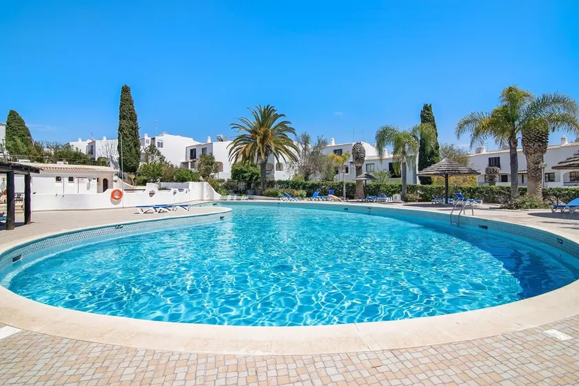 Appartamento di vacanza 'São Rafael' con piscina condivisa, balcone privato e aria condizionata - Image 1