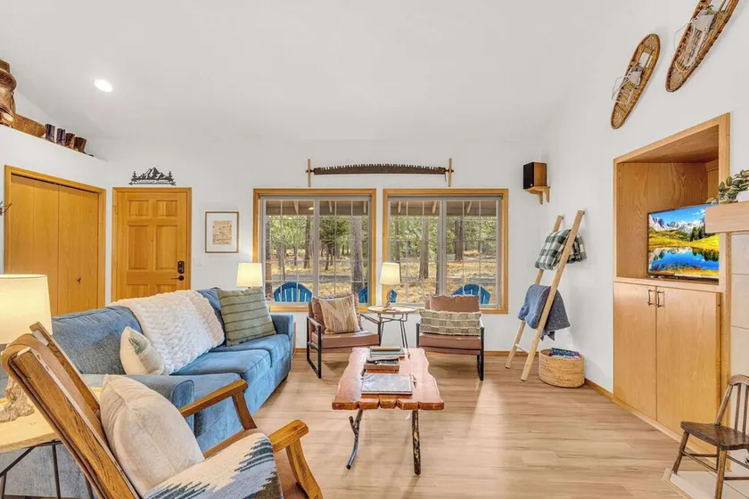 Updated 3 bedroom on Northside Sunriver, Hot tub, Pets ok - Image 1