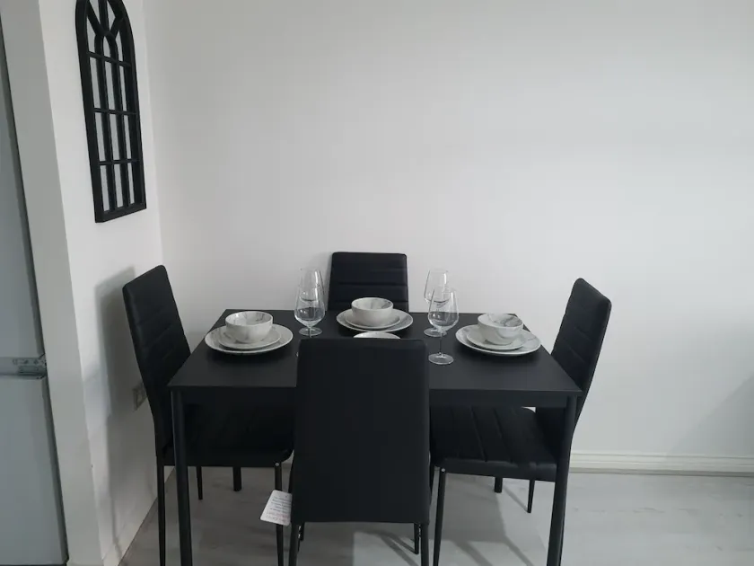 Light, spacious 2 bed apartment nr Heathrow airport - Image 1